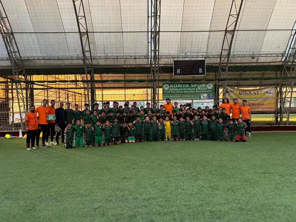 Konyaspor Futbol Okulları Sorumlusu Selçuk Buğdaycı, Mardin’de faaliyet gösteren Konyaspor Futbol Okulu’nu ziyaret etti. Ziyarette okulun eğitim süreçleri, altyapı çalışmaları ve antrenman programları yerinde incelendi. Selçuk Buğdaycı, antrenör ekibiyle bir araya gelerek okulun gelişim planları üzerine değerlendirmelerde bulundu. Öğrencilerle de sahada bir araya gelen Buğdaycı, genç sporculara moral vererek Konyaspor ailesinin bir parçası olmanın önemine vurgu yaptı. Ziyaret kapsamında yapılan görüşmelerde, bölgedeki futbol potansiyelinin artırılması ve genç yeteneklerin Konyaspor çatısı altında profesyonel futbol yolculuğuna kazandırılması hedeflendi. Konyaspor Futbol Okulları, Türkiye’nin dört bir yanında olduğu gibi Mardin’de de geleceğin yıldızlarını yetiştirmeye kararlılıkla devam ediyor.